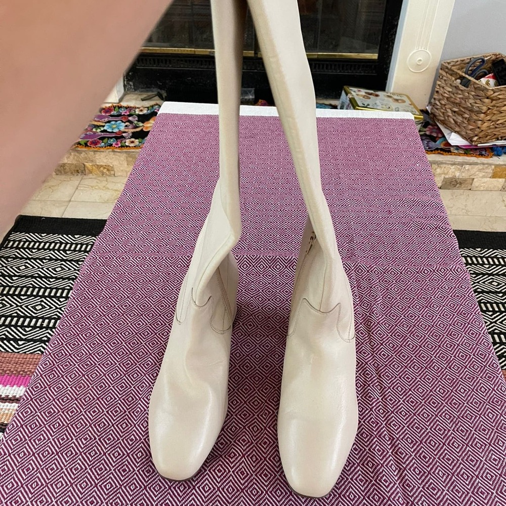 SEYCHELLES Sealed with a Kiss Boot in Off White size 8.5